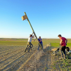 Un grupo de trabajo instala una caja nido en una tierra de cultivo de Cuenca de Campos el pasado año.-GREFA