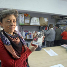 Lourdes, voluntaria de la asociación 'Red Madre', muestra la cartilla que asignan a las beneficiarias-Ical