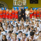 La selección española femenina de baloncesto posa con niños y niñas de Madrid.-MÁXIMO GARCÍA DE LA PAZ