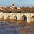 Estado del río Pisuerga, con tendencia al alza, a su paso por el puente medieval de Cabezón.-J. M. LOSTAU