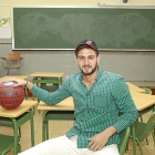 Dani Astilleros posa en una de las aulas del colegio Lourdes, donde estudió durante varios años.-J. M. Lostau