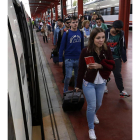 Llegada de los pasajeros a la estación de Chamartín del primer AVE comercial León-Madrid.-ICAL