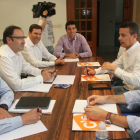 El candidato del PP a la Alcaldía de Palencia, Alfonso Polanco (2I), se reúne con una delegación de Ciudadanos, encabezada por su cabeza de lista al Ayuntamiento, Juan Pablo Izquierdo (2D), para dialogar sobre la gobernabi-ICAL