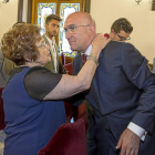 Aurora, madre de Jesús Julio Carnero, felicita a su hijo tras la investidura.-Miguel Ángel Santos