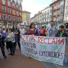 Un grupo de manifestantes sujeta una pancarta que defiende la reapertura del centro de especialidades de Delicias, ayer en la manifestación.-ICAL