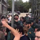 La Guardia Civil cierra las puertas a un grupo de católicos.-