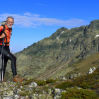 Un montañero contempla el  Curavacas.-N.S.