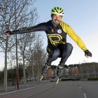 Pablo López realiza un salto con sus patines-J.M. LOSTAU