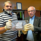 José Antonio  Manrique y Fernando Rull muestran el sistema de calibración.-PABLO REQUEJO / PHOTOGENIC