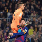Masip choca con Messi en el Nou Camp, en el mejor partido del portero en la última Liga.-E. M.