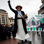 La concejala Elaine Pantling vestida como al sufragista Alice Hawkins en un acto para conmemorar los 100 años del reconocimiento del derecho al voto.-REUTERS