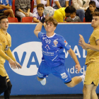 El juvenil Gonzalo Díez Cortejoso ‘vuela’ en el duelo jugado en Huerta del Rey ante el FCBarcelona. J. M. LOSTAU