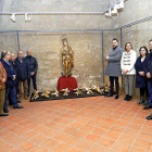 Las autoridades posan junto a algunas de las piezas restauradas por la Fundación Edades del Hombre.-J. M. LOSTAU