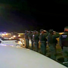 Guardias civiles saludan al paso del féretro de David Pérez.- E. M.