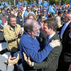 Juan Vicente Herrera saluda a Pablo Casado momentos antes de que comience el mítin.-J.M. LOSTAU
