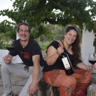 Marta Salgado y Jonatan Francesc Cahuet en la entrada de la viña de la bodega y pago, en Toro