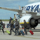 Pasajeros a la llegada de un avión en Villanubla.-ICAL