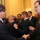 Puigdemont y Rajoy se saludan en el acto de inauguración de una exposición sobre Joan Miró en Oporto el pasado mes de septiembre-EL PERIÓDICO