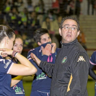 Miguel Ángel Peñas, dando instrucciones a sus jugadoras.-J. M. LOSTAU