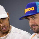 Lewis Hamilton (Mercedes) mira a Fernando Alonso, en su última conferencia en la F-1.-EFE / VALDRIN XHEMAJ