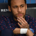 Neymar, en el banquillo del Paris Saint-Germain.-AFP / ANNE-CHRISTINE POUJOULAT