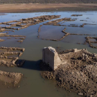La bajada del nivel de las aguas a causa de la sequía en el embalse de Aguilar de Campoo, deja al descubierto el pueblo de Cenera de Zalima-DAVID ARRANZ / ICAL