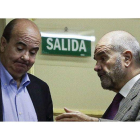 Los diputados socialistas Manuel Chaves y Gaspar Zarrías conversan, el pasado 18 de junio, durante el pleno del Congreso.-Foto: EFE / EMILIO NARANJO