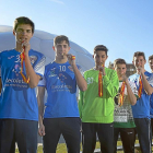 Pablo Herrero, DiegoPérez, Daniel Tsevelinov, SergioCasares, Alejandro Pisonero y Matías Bergara muerden sus medallas de campeones de España.-NURIA MONGIL