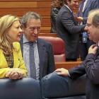 El presidente de la Junta, Juan Vicente Herrera, conversa con los consejeros Pilar del Olmo y José Antonio de Santiago-Juárez, ayer, en las Cortes. I-Ical