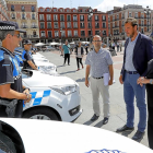 El concejal Luis Vélez junto al alcalde Óscar Puente presentan los catorce vehículos de la Policía Municipal.-J.M. LOSTAU