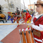 Demostración de una instrucción de soldados acompañados del sonido de un tambor en la plaza de Santa María en Mojados.-J.M. LOSTAU