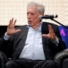 Mario Vargas Llosa participa este lunes  en una charla en el Hay Festival en Arequipa (Perú).-EFE
