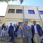 Suárez-Quiñones y Alonso ayer, tras la visita a la vivienda rehabilitada en el marco del plan de la Junta en Villalón.-ICAL