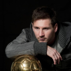 Leo Messi posa para EL PERIÓDICO con su cuarto balón de oro.-EL PERIÓDICO