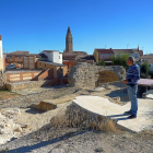 El alcalde, Carlos Mangas, muestra la zona excavada sobre la cima donde está enterrado el castillo, caracterizado por los múltiples pasadizos.-L.G.E.