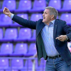 Paco Herrera da instrucciones en el último encuentro en Zorrilla contra el Levante.-J.M.LOSTAU