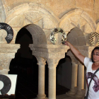 Teresa Alfonso Infante, coordinadora de la exposición, coloca una de las auras en el atrio del convento-Ical