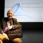 José Noriega posa junto a un ejemplar del poemario, ilustrado con láminas de ‘Geache’.-PHOTOGENIC