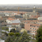 Las grúas formaban parte de la imagen de Cabezón en 2007 y ahora regresarán tras el parón por la crisis.-E.M.