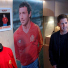 El seleccionador Robert Moreno junto a una imagen de Quini con España.-EFE