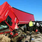 Estado del camión y del turismo  accidentados después de la colisión en la N-620, en la localidad de Fuentes de Oroño.-E.M.