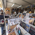 Los primeros lectores que se han acercado esta mañana a la Feria del Libro Antiguo. | PABLO REQUEJO