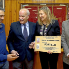 Del Olmo entrega a Velasco la placa conmemorativa de Portillo, Zona de Interés Artesanal, junto a Álvarez y Carnero.-ICAL