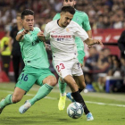 Reguilón (d) durante un partido con el Sevilla ante el Madrid.-EUROPA PRESS
