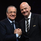 Gianni Infantino y Florentino Pérez, celebrando juntos la reelección del primero.-EL PERIÓDICO