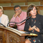 La concejala María Sánchez interviene en el último pleno junto a su compañeros Alberto Bustos y Rosalba Fonteriz.-J.M. LOSTAU