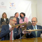 Ricardo Rivero, junato a Javier Iglesias, durante la firma.-ICAL