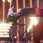 El representante de Ucrania, Melovin, durante su espectacular actuación en la segunda semifinal de Eurovisión, en Lisboa.-/ ARMANDO FRANCA