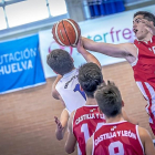 AdriánFroufe realiza un espectacular tapón a un rival de Castilla-La Mancha.-FEB