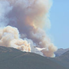 Imagen de un avión intentado sofocar el fuego de carácter intencionado de Encinedo, que ayer alcanzó el nivel 2 de peligrosidad.-ICAL